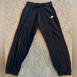 Nike Women’s Black Athletic Jogger Pants Women’s Size Small.